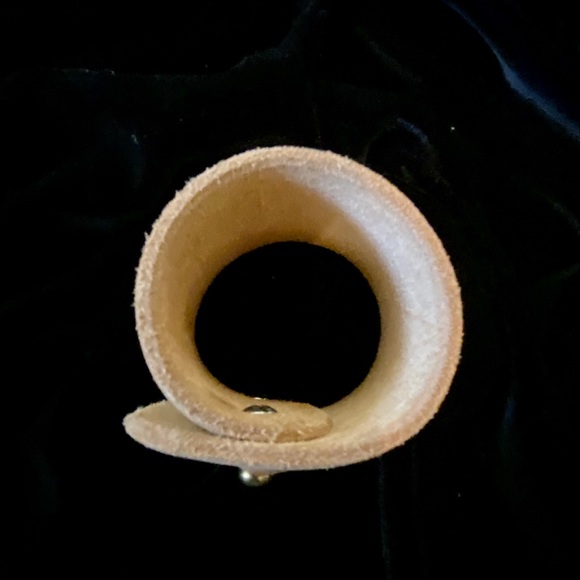 Leather cuff - Picture 5 of 6